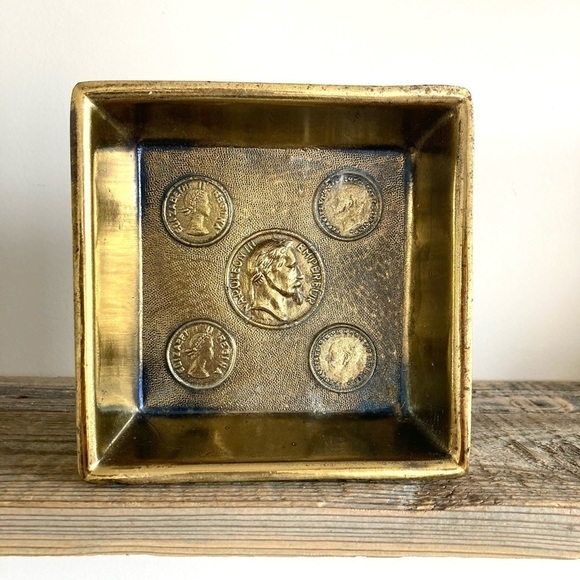 Cast brass military insignias ashtray - Picture 3 of 6